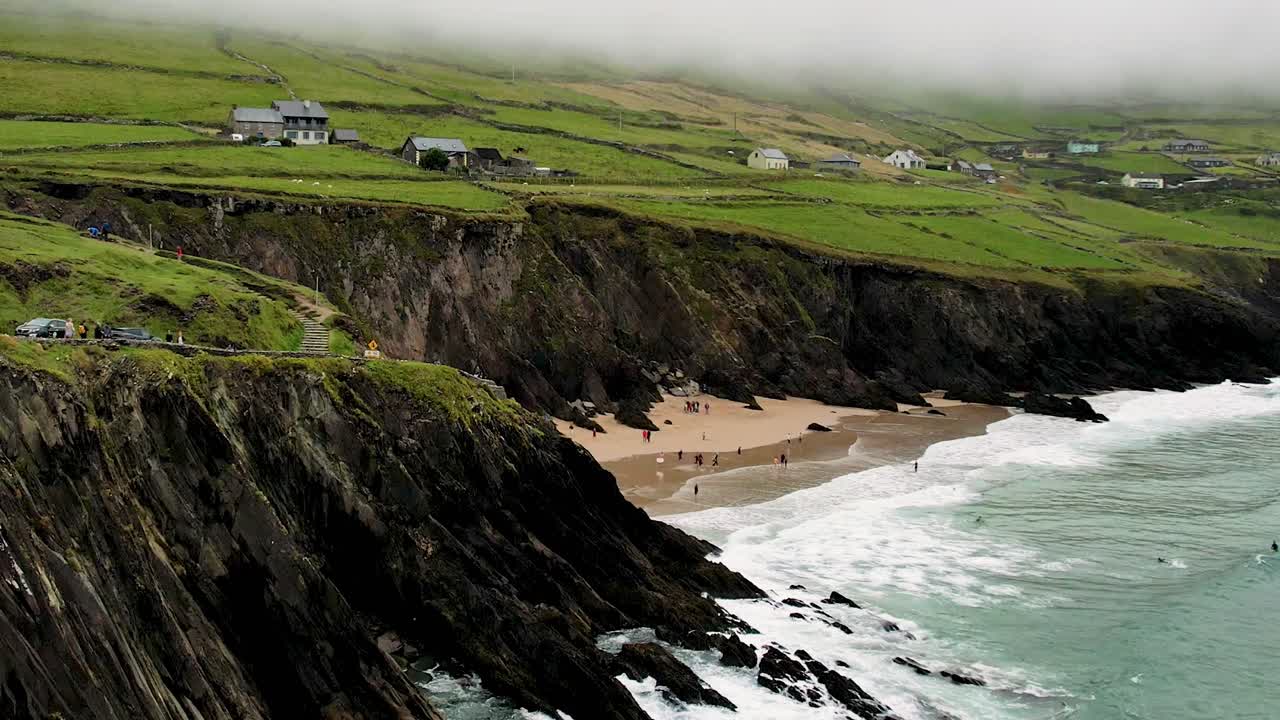 Una toma de dron 4K de Dunmore Head y la playa Coumeenoole, península de Dingle, condado de Kerry, Irlanda