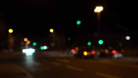 escena nocturna con luces borrosas de automóviles y semáforos