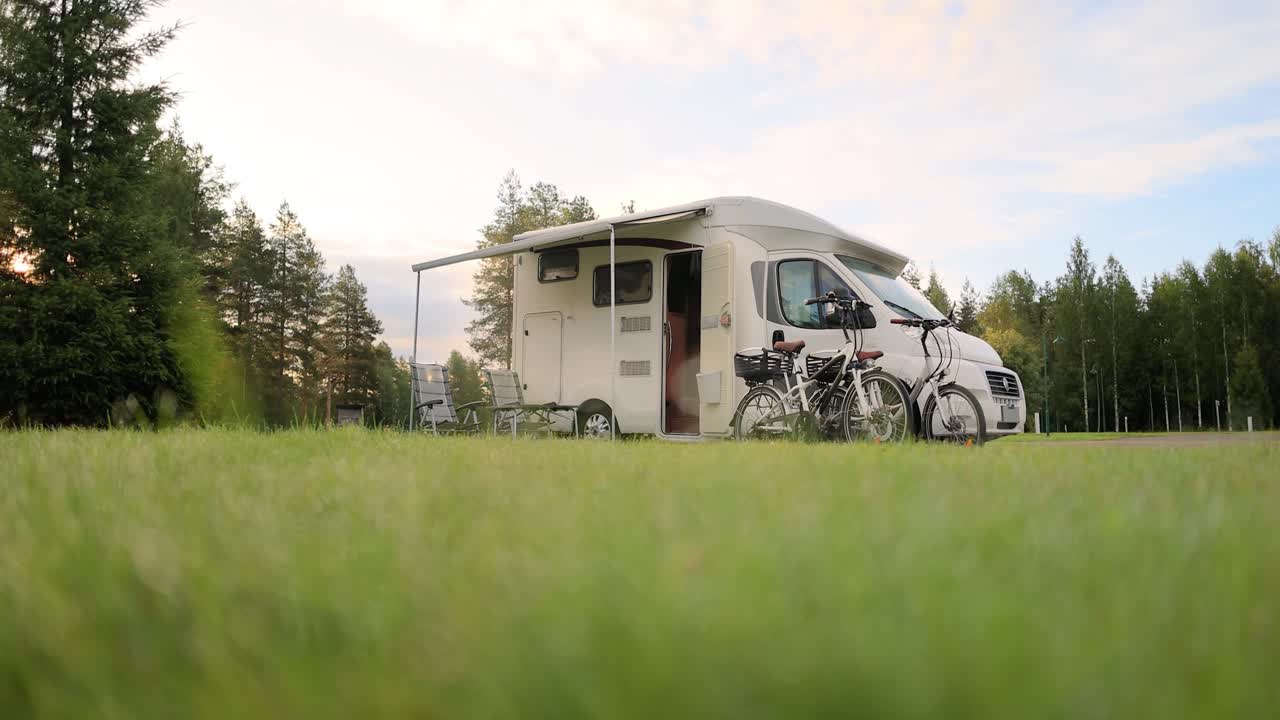 가족 휴가 여행 트럭, 휴가 여행 모터카, 카라반 자동차 휴가.