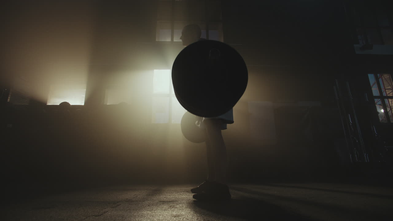 체육관 에서 웨이트 리프팅 하는 남자