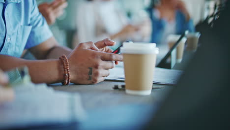 Hände,-Forschung-Oder-Geschäftsmann-Mit-Telefon