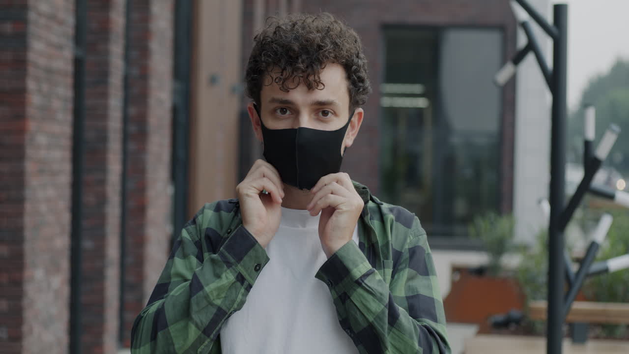 hombre con máscara al aire libre