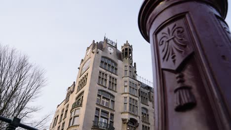 Blick-Nach-Oben-Auf-Die-Außenfassade-Des-Jugendstil-Bürogebäudes-Astoria-In-Amsterdam,-Niederlande