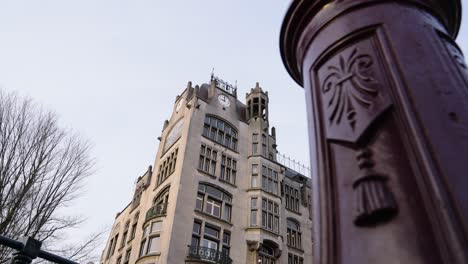 mirando hacia arriba en la fachada exterior de astoria, edificio de oficinas de estilo juvenil en ámsterdam, países bajos
