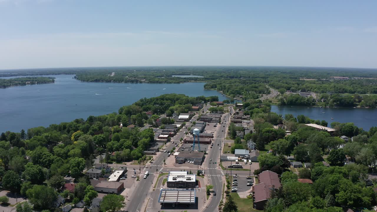미네소타 주 린드스트롬 시내의 호수로 둘러싸인 광범위한 공중  ⁇  촬영