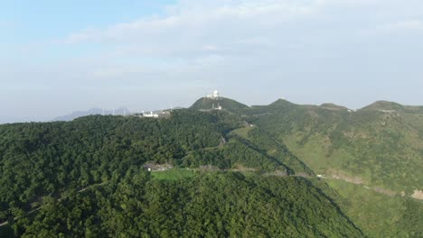 tiro temprano en la mañana de gran altitud sobre la cresta de la montaña de la roca del león de hong kong, vista aérea