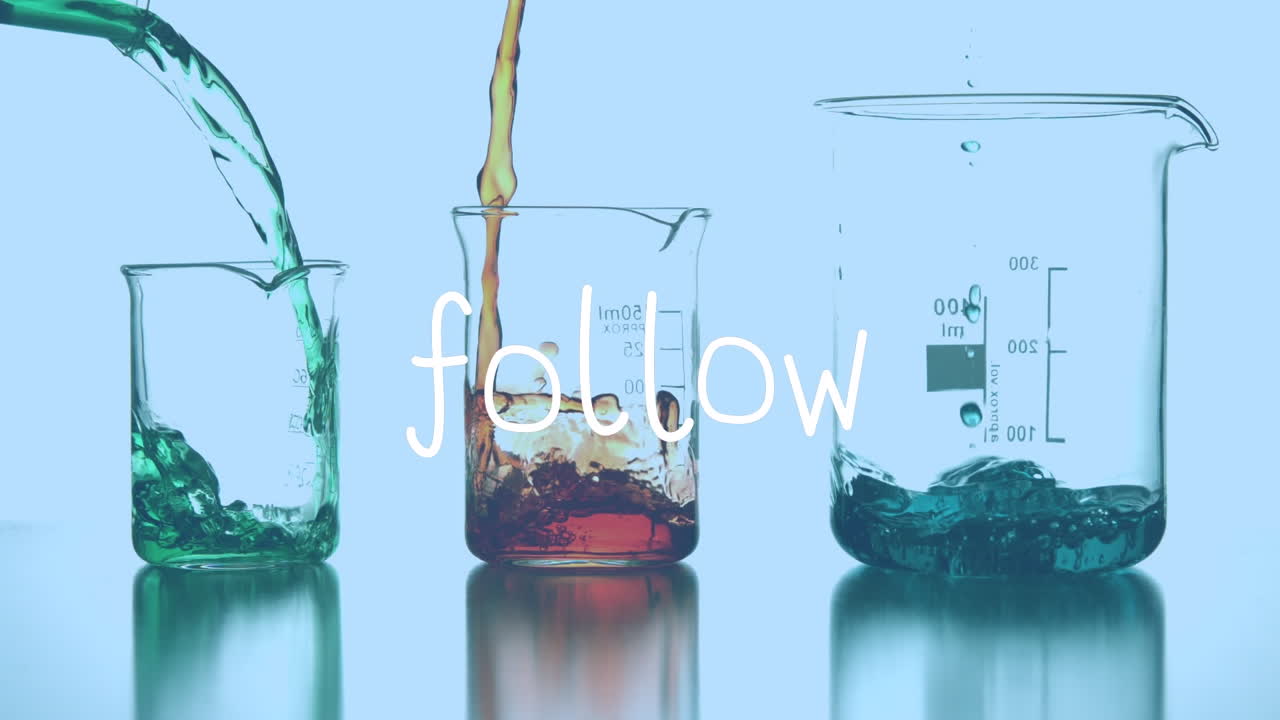 파란색 배경에 반응물이 있는 실험실 유리 위의 추적 애니메이션