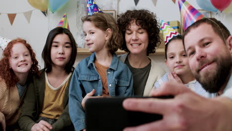 Family-and-guests-posing-at-home