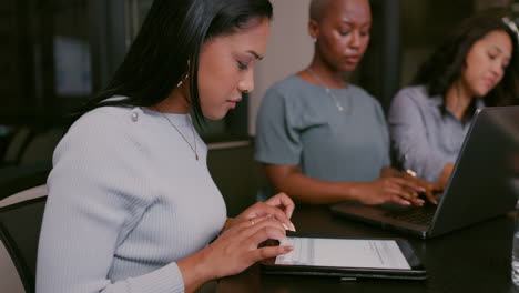 reunión de negocios, noche o mujeres con tableta