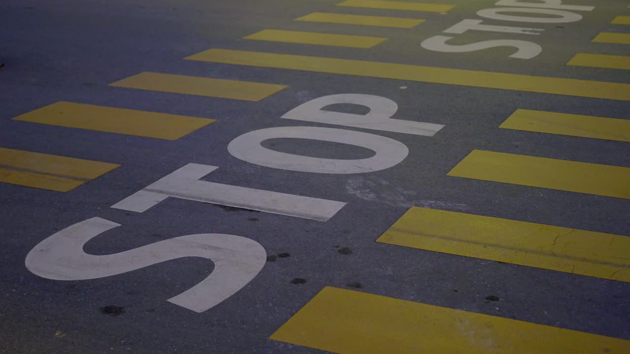 primer plano de una señal de parada en la carretera