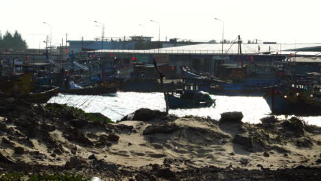 Fischerboot-Im-Wasserkanal-Nahe-Dem-Ozean-In-Vietnam-Asien,-Meeresverschmutzungskonzept-Abfall-Erdöl-Und-Plastikmüll