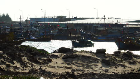 Barco-De-Pescadores-En-El-Canal-De-Agua-Cerca-Del-Océano-En-Vietnam-Asia,-Concepto-De-Contaminación-Marina-Basura-Residuos-De-Petróleo-Y-Basura-Plástica