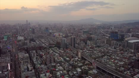 hora del atardecer de taiwán paisaje urbano de taipei panorama aéreo alto 4k