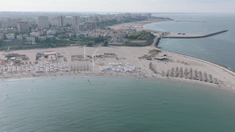 Panorama-Del-Muelle-De-Reyna-Y-La-Playa-En-El-Acantilado-De-La-Costa-Norte-En-Constanta,-Rumania