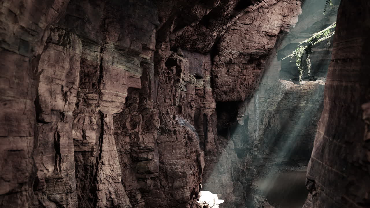 una cueva llena de muchas rocas y agua