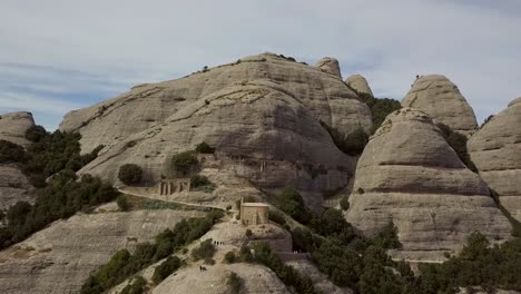 toma aérea de la cordillera de montserrat con sendero turístico a una capilla