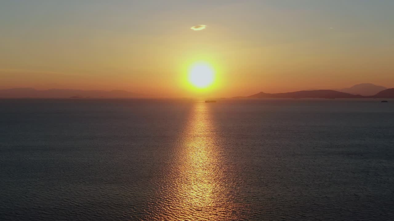 배를 배경으로 그리스 바다 위의 황금빛 일몰