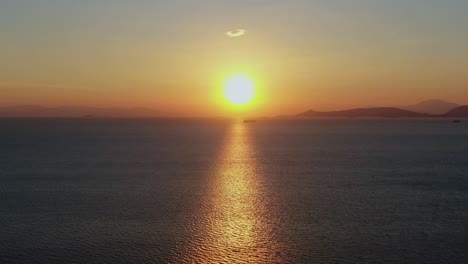 Goldener-Sonnenuntergang-über-Dem-Meer-In-Griechenland-Mit-Schiff-Im-Hintergrund