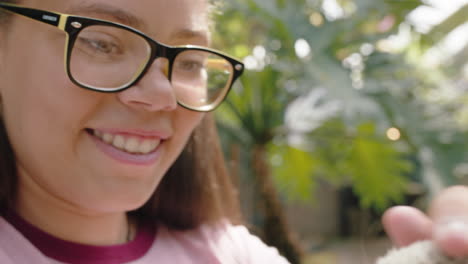 Chica-De-La-Naturaleza-Sosteniendo-Conejillo-De-Indias-En-El-Zoológico-Disfrutando-De-Una-Excursión-Al-Santuario-De-Vida-Silvestre-Estudiante-Divirtiéndose-Aprendiendo-Sobre-Animales-4k