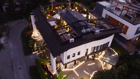 villa moderna por la noche el jardín al aire libre en la azotea con piscina y diseño de luz arquitectura contemporánea en el medio oriente pueblo residencial de lujo con palmera adecuado para la fiesta árabe