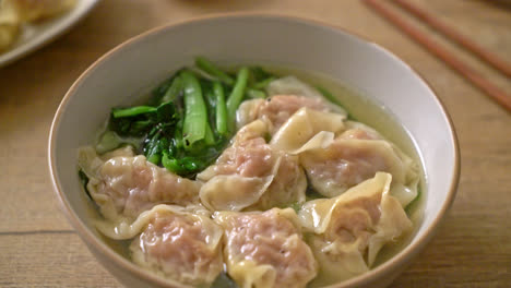 sopa wonton de cerdo o sopa de albóndigas de cerdo con verduras - estilo de comida asiática