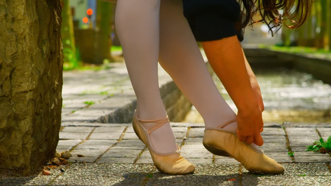 공원에서 발레 신발을 입은 발레리나의 낮은 섹션 4k