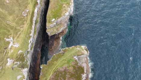 toma panorámica de arriba hacia abajo de los acantilados del océano
