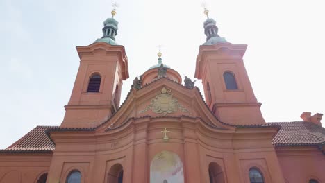 Eingang-Zur-St.-Lorenz-Kirche-Mit-Zwei-Glockentürmen-In-Prag,-Tschechische-Republik