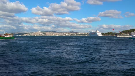 barcos que passam pelo estreito do bósforo, ponte, istambul, turquia, dia ensolarado