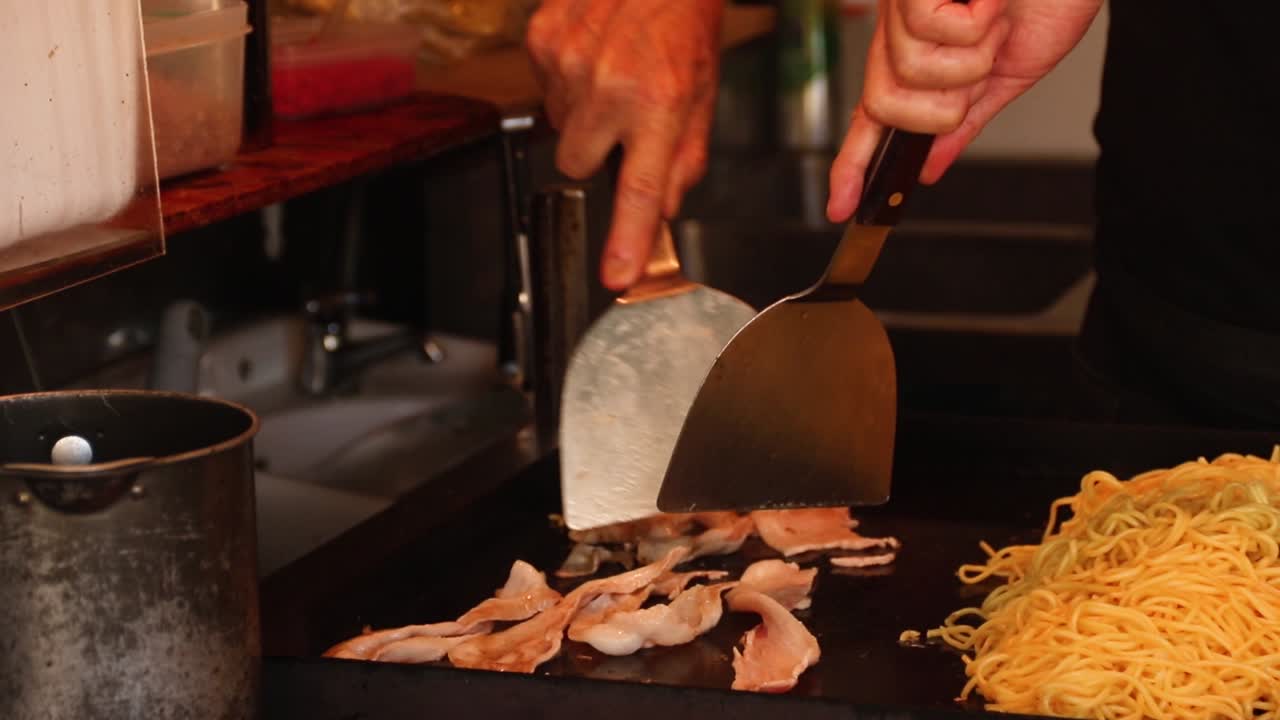 베이컨 조각을 요리하고 국수에 넣기 위해 잘라냅니다.