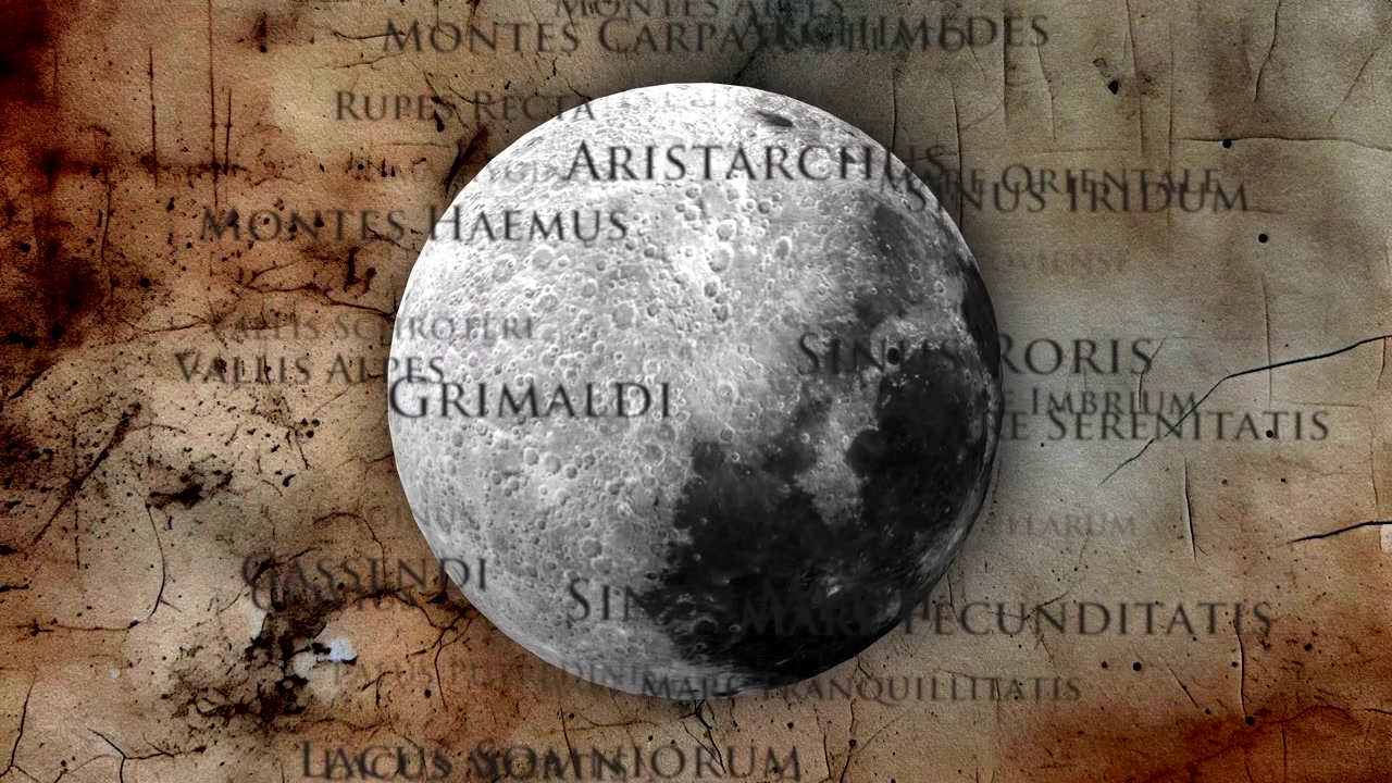 Toma cinematográfica de una luna realista girando sobre un fondo de mapa de pergamino antiguo y agrietado. Diseñado para documentales de televisión premium, series de ciencia y programas de historia