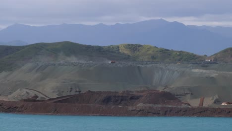 vertederos de mineral en la planta de fundición de níquel de doniambo, noumea, nueva caledonia