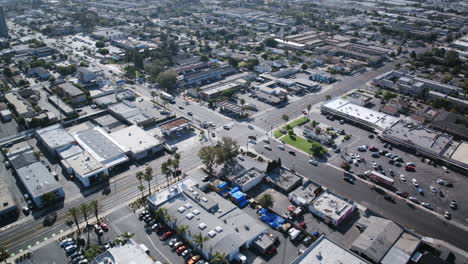 Timelapse-Aéreo-De-Una-Intersección-En-Costa-Mesa,-California-Con-Mucho-Tráfico-Durante-El-Día