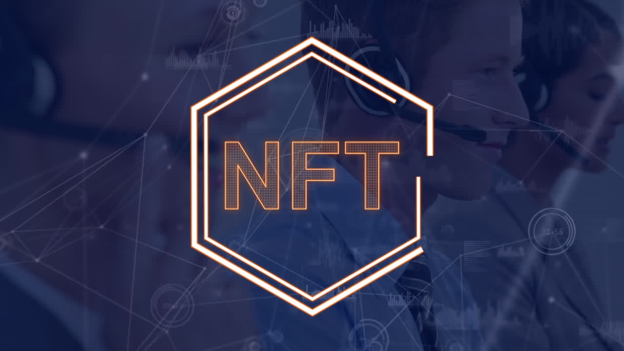 animazione dell'elaborazione dei dati e del testo nft su diverse persone d'affari in ufficio