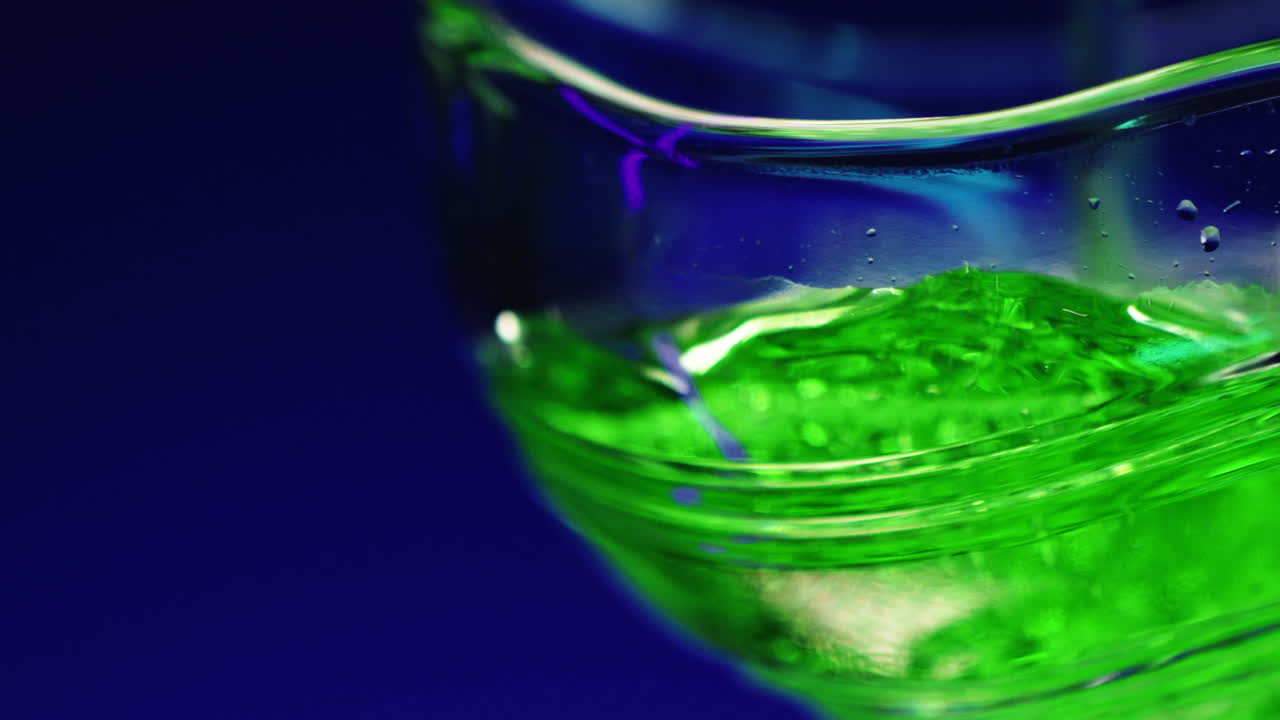 primer plano de una bebida verde vibrante en un vaso