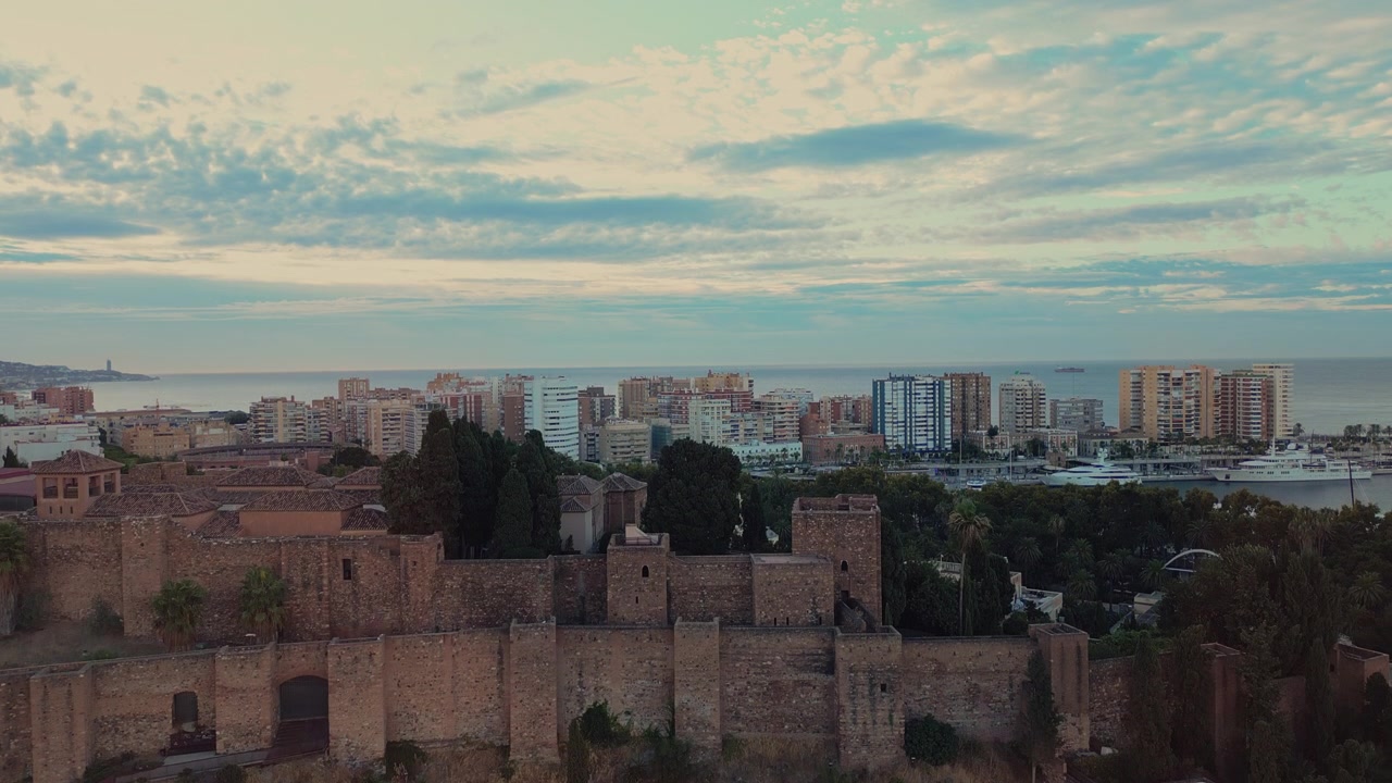 Vista aerea della storica fortezza dell'Alcazaba e del panorama urbano di Malaga