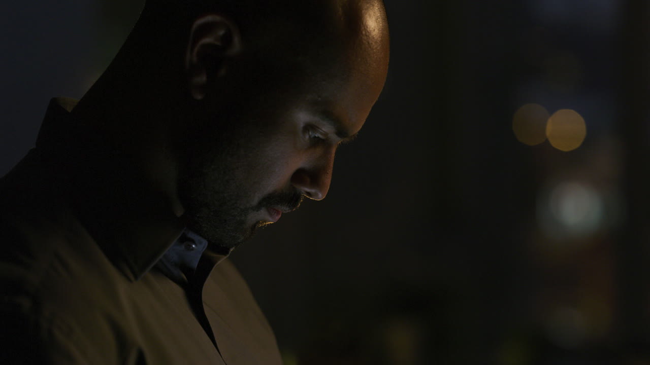 hombre en la ciudad por la noche