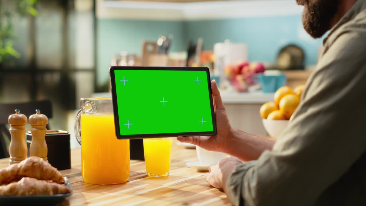 Mockup kunci kroma pada layar tablet di dapur di meja kayu