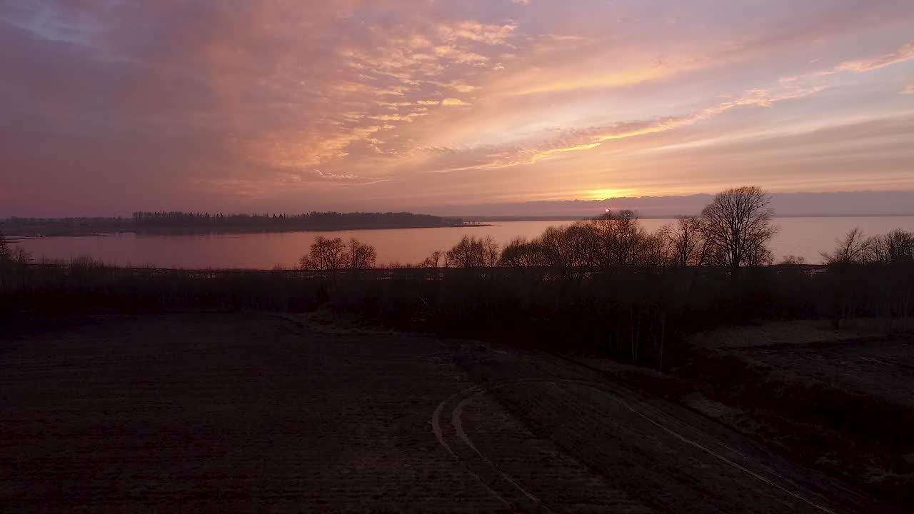 озеро буртниекс поздней осенью красное небо закат воздушный широкий вид с деревом силуэт