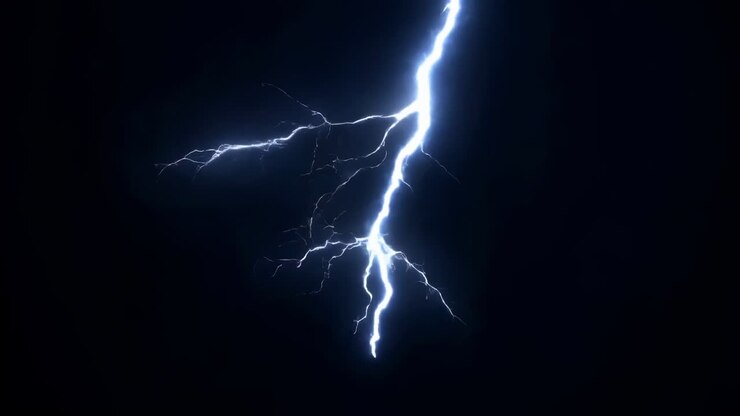 Potente fulmine elettrico su sfondo nero