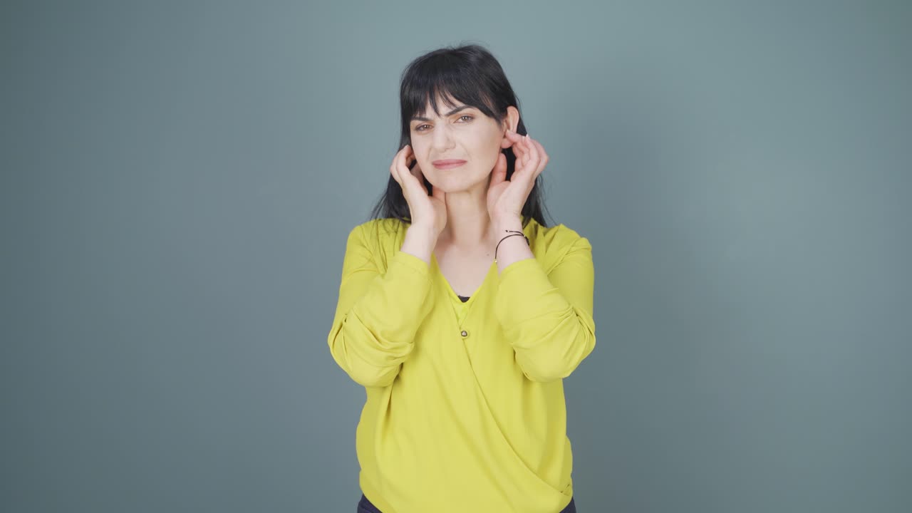 귀가 가려지는 여자.