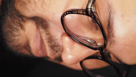 primer plano de un hombre con gafas