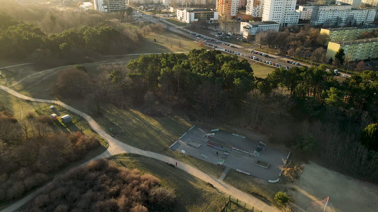 parque de la ciudad prezydenta ronalda reagana entre los altos edificios de apartamentos del distrito de przymore en gdansk, polonia