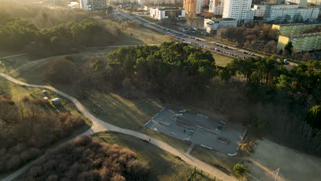 parque de la ciudad prezydenta ronalda reagana entre los altos edificios de apartamentos del distrito de przymore en gdansk, polonia