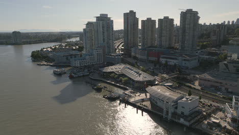 City-Of-New-Westminster-Waterfront-Quay-Am-Fraser-River-Luftbild-Sonniger-Tag