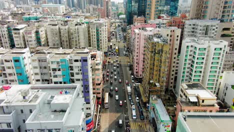 edificios del centro de hong kong, paso de peatones y tráfico, vista aérea a gran altura