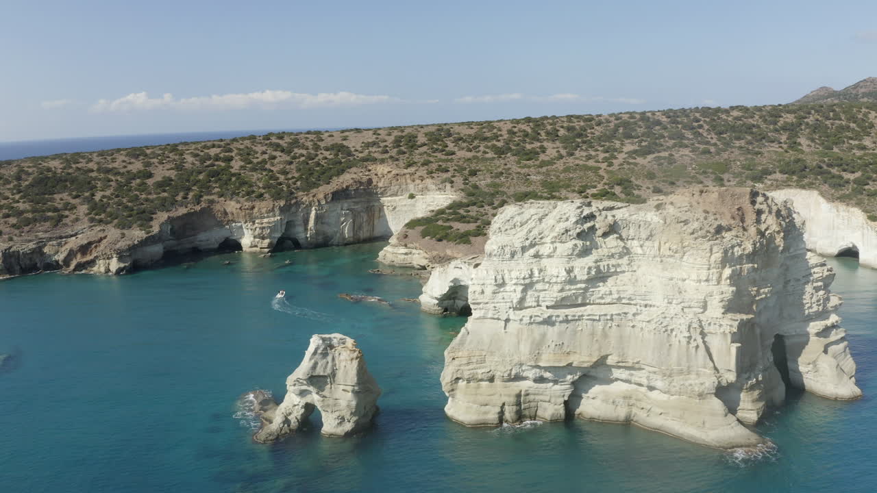 la playa de klefitko y los acantilados blancos, tomas aéreas de drones sobre las aguas azules y la espectacular costa de la isla griega de milos, grecia en 4k