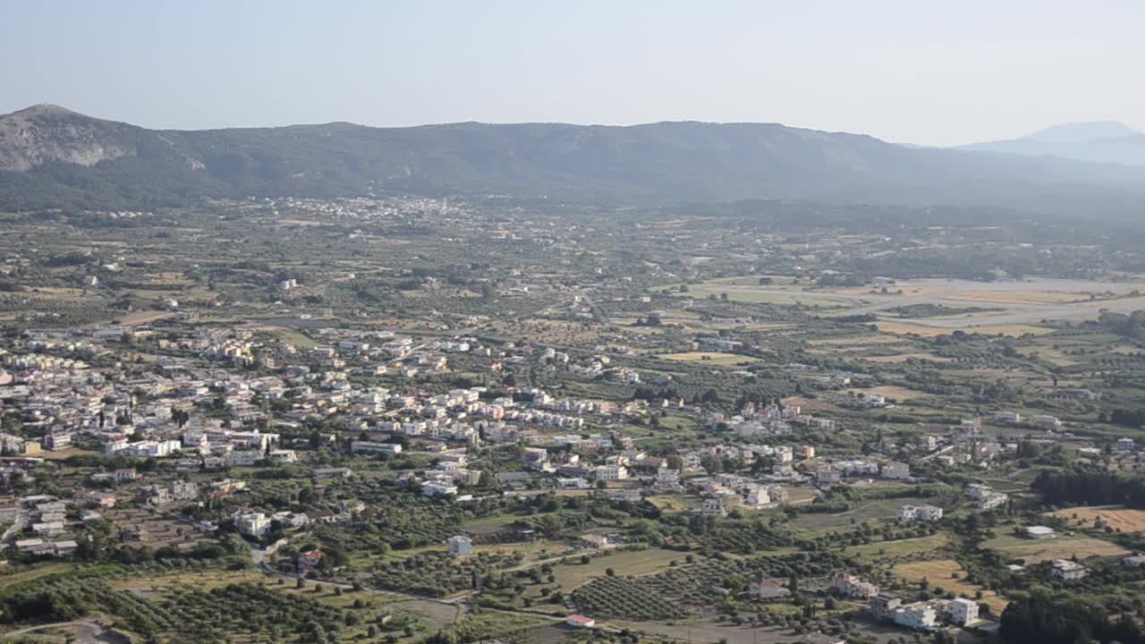 Villaggi nella valle in Grecia ripresi da una collina.