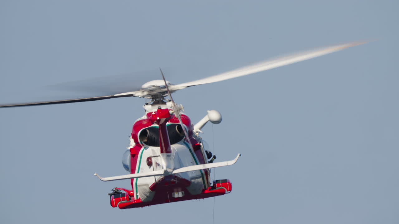Helikopter laat reddingswerker zakken tijdens een trainingsoefening.