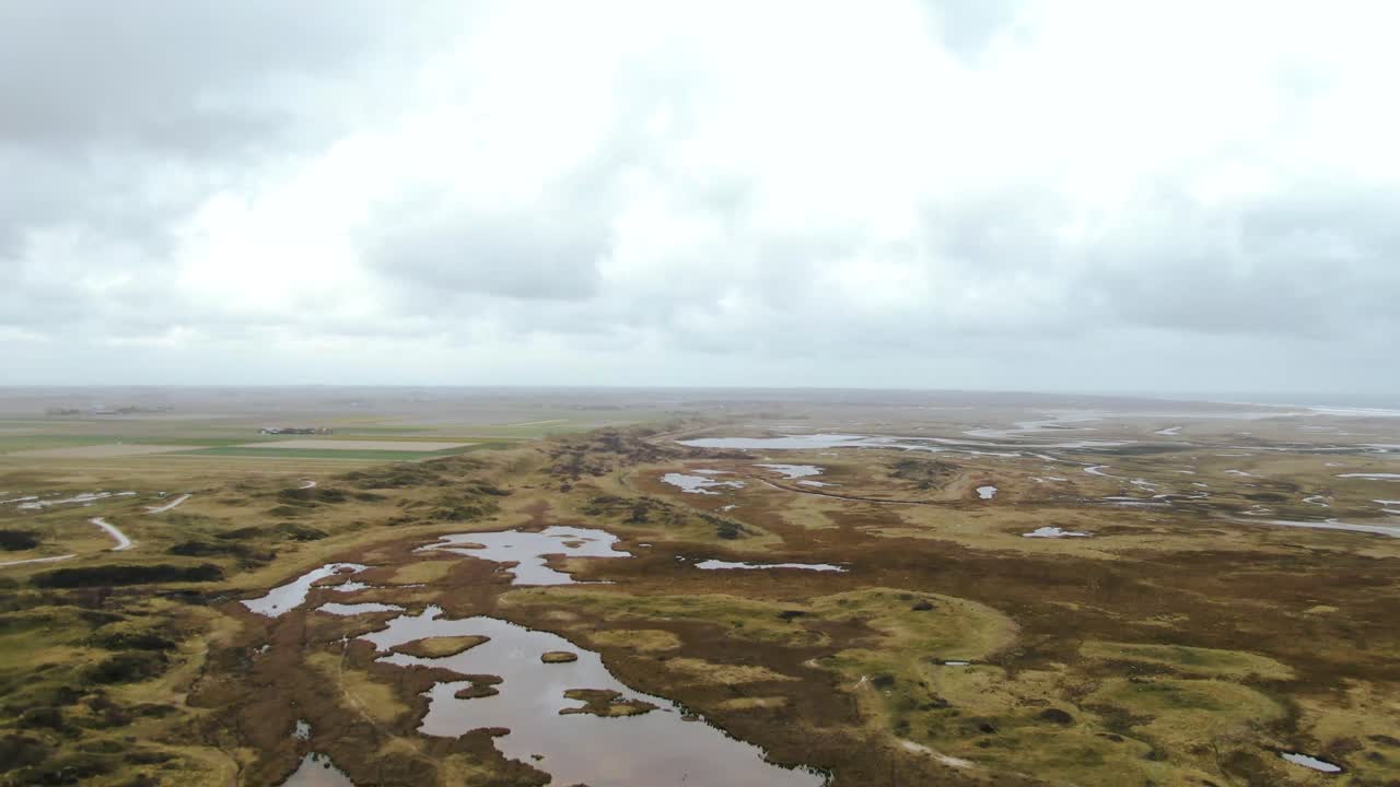 Cenário de Zona Húmida e Dunas de Areia Cobertas de Relva sob Céu Nublado nas Ilhas Wadden de Texel na Holanda do Norte, Países Baixos